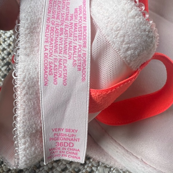 Victoria’s Secret Very Sexy Pigeonnant Push Up bra, size 36DD - Picture 4 of 10